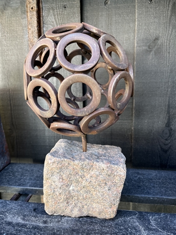 Jernskulptur på brosten